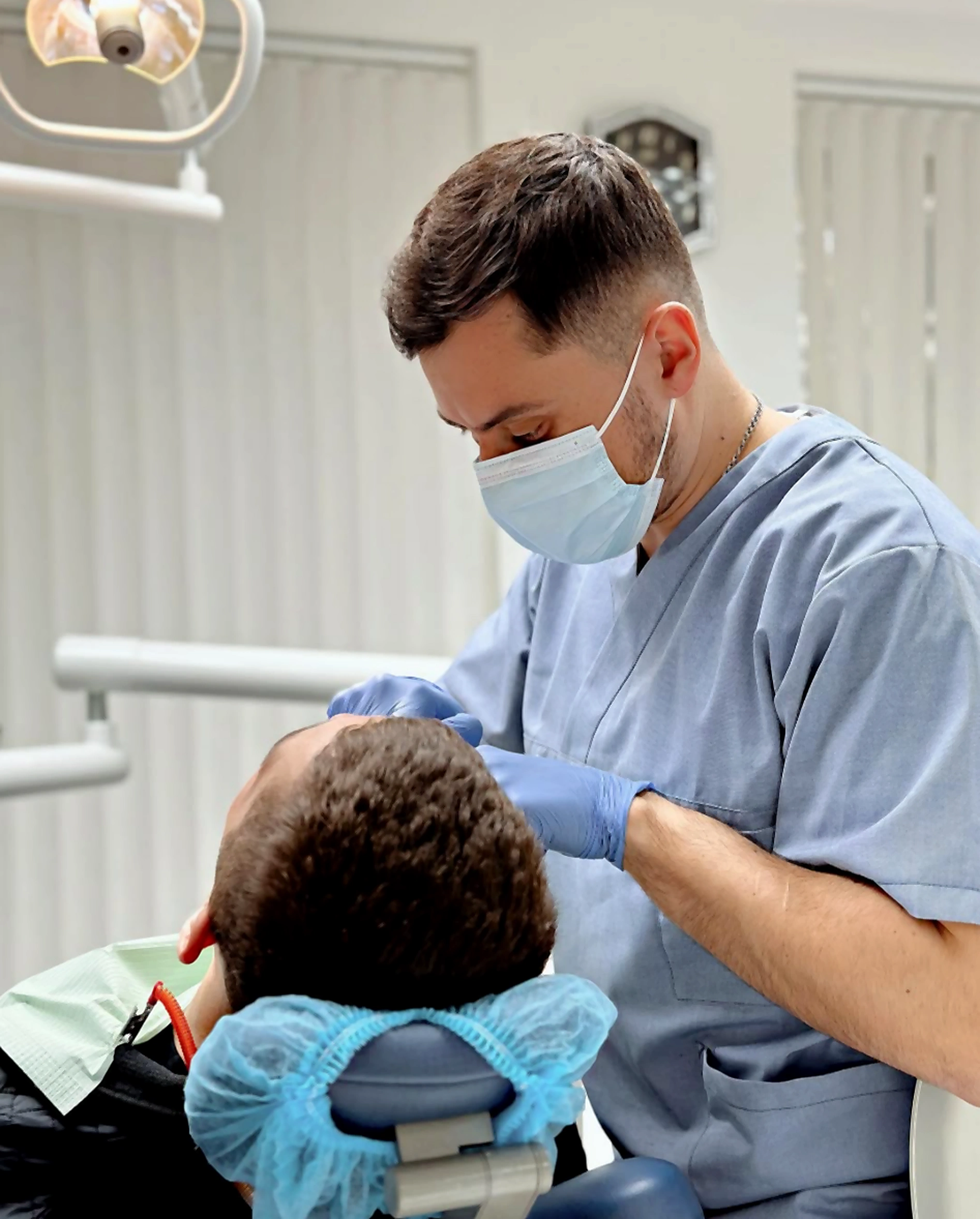Medic JoianDent în timpul unei proceduri stomatologice